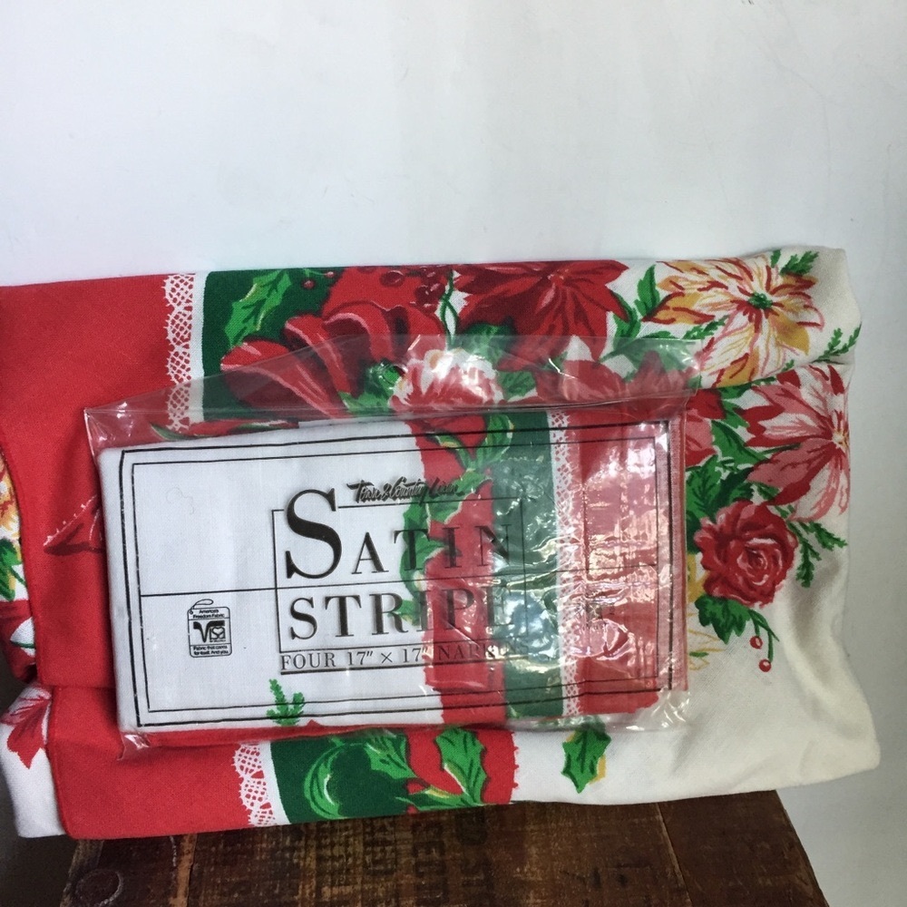 Vintage Christmas 70” round tablecloth & napkins 1988